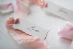 PLATZKARTEN / TISCHKARTEN  
 Romantisches Boho/ Botanisch/ Floral Weiße Hochzeitsplatzkarten mit gezacktem Rand und gefärbtem Seidenband, elegante individuell gestaltete Tischplatzkarten, minimalistische Namensschilder, einfache moderne Hochzeitsstationery.11
