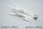 PLATZKARTEN / TISCHKARTEN  
 Romantisches Boho/ Botanisch/ Floral Romantische Elfenbein Hochzeitsplatzkarten, Seidenweiße Hochzeitskarten mit Schleifen, Elegante Hochzeitsnamenskarten, Minimalistische Platzkarten, Einfache maßgeschneiderte Hochzeitsplatzkarten für den Tisch.4