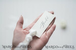 PLATZKARTEN / TISCHKARTEN  
 Romantisches Boho/ Botanisch/ Floral Romantische Elfenbein Hochzeitsplatzkarten, Seidenweiße Hochzeitskarten mit Schleifen, Elegante Hochzeitsnamenskarten, Minimalistische Platzkarten, Einfache maßgeschneiderte Hochzeitsplatzkarten für den Tisch.4