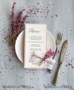 MENÜ & PROGRAMME  
 romantisch Romantisches Ecru- und Blush-Pink-Hochzeitsmenü, elegantes Abendmenü mit Heidekraut, zartes florales Boho-Menü mit Transparentpapier und Schnur, einzigartiges minimalistische Hochzeitsmenü.3
