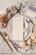 MENÜ & PROGRAMME  
 romantisch Zartes handgemachtes lilafarbenes Hochzeitsmenü, elegante Hochzeitsmenüs mit Lavendel, minimalistische lila Hochzeitsmenükarten mit Pergamin, moderne Dinnerkarte für die Hochzeit2
