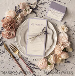 MENÜ & PROGRAMME  
 romantisch Zartes handgemachtes lilafarbenes Hochzeitsmenü, elegante Hochzeitsmenüs mit Lavendel, minimalistische lila Hochzeitsmenükarten mit Pergamin, moderne Dinnerkarte für die Hochzeit2