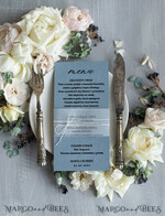 MENÜ & PROGRAMME  
 romantisch Elegante handgefertigte hochzeitmenü in staubigem blau, schicke moderne dinner-menü-karten mit vellum-bauchband und schnur, zartes minimalistisches hochzeitmenü, einfaches modernes menü.1