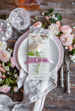 MENÜ & PROGRAMME  
 romantisch Elegante maßgeschneiderte elfenbeinfarbene Hochzeitsmenüs, florale Boho-Hochzeitsmenükarten, rosafarbenes Abendmenü mit pinkem Band und Initialen-Wachssiegel, Bohemian Hochzeits-Tischmenükarten3