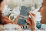 MENÜ & PROGRAMME  
 romantisch Romantisches staubblaues Hochzeitsmenü, individuelles modernes Blumendinner-Menü, schickes minimalistisches Menü mit Vellum-Bauchband und Twine, moderne elegante Hochzeitsdrucksachen1