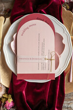 MENÜ & PROGRAMME  
 romantisch Bogen-Hochzeitsmenü, minimalistisches Blush-Pink- und rotes Menü mit Vellum-Platzkarte und goldenem Jutekordel, moderne gewölbte Abendmenü-Karten, handgemachtes einfaches geometrisches Menü2