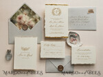 HOCHZEITS EINLADUNGEN moderne Kalligraphie / feine Kunst Prägung aus Elfenbein Gold Hochzeitseinladung, Florale Hochzeitseinladung, Toskana Italien Einladungssuite, Kranz Monogramm Hochzeitseinladungssuite, Fransenrand Einladungen, Zerrissene Kante Hochzeitseinladungen gold, Feine Kunst Hochzeitseinladungssuite, Fransenrand Papier5