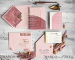 PROBENNEHMESERVICE
 Muster
 Staubige Rose Hochzeits Einladung Muster, handgemachtes Muster Set, rosa Samt und Goldfolie Hochzeitsinvitation, klare Acryl Einladungen Muster Set16