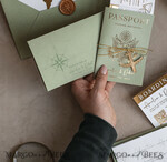 PROBENNEHMESERVICE
 Muster
 Muster, maßgeschneidertes Musterset Gold Salbeigrün Pass Hochzeitseinladung, Goldene Hochzeitskarten Boarding Pass, Grün Reise Pass Hochzeitseinladungen im Ausland, Hochzeitskarten für das Reiseziel Griechenland, Toskana Reisekarten Hochzeitsstationery Italien Weltkarte.28