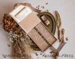 HOCHZEITS EINLADUNGEN Einladungen für VIP/ Boxeinladungen für Eltern Luxuriöse goldene Folien-Hochzeitskarten in Samtbox, Plexi Glamour Hochzeits-Einladungssuite Luxusbox, romantische Samt-Hochzeitskarten, maßgeschneiderte goldene Einladungen.27