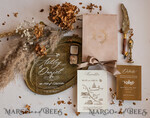 HOCHZEITS EINLADUNGEN Einladungen für VIP/ Boxeinladungen für Eltern Luxuriöse goldene Folien-Hochzeitskarten in Samtbox, Plexi Glamour Hochzeits-Einladungssuite Luxusbox, romantische Samt-Hochzeitskarten, maßgeschneiderte goldene Einladungen.27