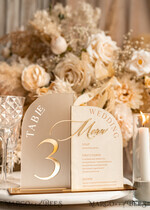 TISCHDEKORATIONSCHILDER   Samt Tischnummern und Dekoration Acrylbogen Tischnummer & Dinner-Menü-Kombination, gefrorenes Elfenbein-Acryl-Gold-Schild, goldene gefrostete Plexi-Velours-Tischnummern & Menü-Kombination, luxuriöse Hochzeits-Tischdekoration, Hochzeitsbeschilderung goldene Spiegeltischnummern & Menü24