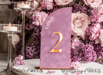 TISCHDEKORATIONSCHILDER   Samt Tischnummern und Dekoration Mauve-Velours-Tischnummer, Gold-Acryl-Halbbogen-Tischschild, Staubige-Rose-Velours-Hochzeitstischnummer mit Ständer, Gold-Plexi-Lila-Tischnummern MvS12