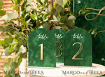 TISCHDEKORATIONSCHILDER   Samt Tischnummern und Dekoration Arch Tischnummer, Luxus grünes Samt gewölbtes Tischnummern mit Acrylständer, grüne und goldene Hochzeits Tischdekoration, 3D goldene Buchstaben, Hochzeitsbeschilderung9