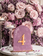 TISCHDEKORATIONSCHILDER   Samt Tischnummern und Dekoration Mauve Acryl Bogen Tisch Nummer, Staubige Rose Samt Tischschild, Gold Plexi Samt Tischnummern in Staubigem Blau, Lila Hochzeits Tischnummer mit Ständer15