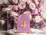 TISCHDEKORATIONSCHILDER   Samt Tischnummern und Dekoration Mauve Acryl Bogen Tisch Nummer, Staubige Rose Samt Tischschild, Gold Plexi Samt Tischnummern in Staubigem Blau, Lila Hochzeits Tischnummer mit Ständer15