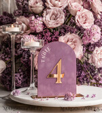 TISCHDEKORATIONSCHILDER   Samt Tischnummern und Dekoration Mauve Acryl Bogen Tisch Nummer, Staubige Rose Samt Tischschild, Gold Plexi Samt Tischnummern in Staubigem Blau, Lila Hochzeits Tischnummer mit Ständer15