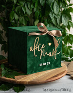 KARTONBOXEN  
 Samtkartenboxen Geschenkkartenbox & Schildset, Samtgrüne Hochzeitswunschbrunnen-Geschenkkartenbox, personalisierte Hochzeitskartenbox, luxuriöse Kartenbox mit Grünpflanzen, Hochzeitskartenbox mit Deckel, smaragdgrüne Hochzeitsgeldbox, Gartenhochzeitskartenbox.19