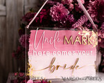 BLUMENMÄDCHEN / SEITENJUNGE SCHILDER Acrylschilder für Blumenmädchen / Ringträger Personalisierte Acryl-Hochzeitsschild, mauve transparentes Acryl-Schild für den Page, staubrosa transparentes Acryl-Schild für das Blumenkind, pflaumenfarbener Page-Hochzeitstag-Schild, boho glam pflaumenfarbenes transparentes Acryl-Hochzeitsdekor für das Blumenkind, Papa, es ist Zeit, Mama unseren Nachnamen zu geben, Bogen klares transparentes Acryl 