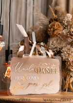 BLUMENMÄDCHEN / SEITENJUNGE SCHILDER Acrylschilder für Blumenmädchen / Ringträger Personalisierte Acryl-Hochzeits-Schild für den Ringträger, Ombre Beige Gold Acryl-Schild für den Ringträger, bemaltes Plexiglas-Acryl-Schild für das Blumenmädchen, Schild für das Blumenmädchen am Hochzeitstag, boho glam Bogen gold Acryl-Hochzeitsdekoration für das Blumenmädchen, Papa, es ist Zeit, Mama unseren Nachnamen zu geben, Bogen Acryl hier kommt die Braut.21