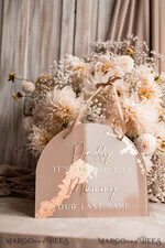 BLUMENMÄDCHEN / SEITENJUNGE SCHILDER Acrylschilder für Blumenmädchen / Ringträger Personalisierte Bogen-Acryl-Hochzeits-Schild für den Page, Beigegoldenes Acryl-Schild für den Page, bemaltes Plexiglas-Acryl-Schild für das Blumenmädchen, Hochzeits-Schild für das Blumenmädchen, Boho Glam Bogen goldene Acryl-Hochzeitsdekoration für das Blumenmädchen, Papa, es ist Zeit, Mama unseren Nachnamen zu geben, Bogen-Acryl 