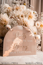 BLUMENMÄDCHEN / SEITENJUNGE SCHILDER Acrylschilder für Blumenmädchen / Ringträger Personalisierte Bogen-Acryl-Hochzeits-Schild für den Page, Beigegoldenes Acryl-Schild für den Page, bemaltes Plexiglas-Acryl-Schild für das Blumenmädchen, Hochzeits-Schild für das Blumenmädchen, Boho Glam Bogen goldene Acryl-Hochzeitsdekoration für das Blumenmädchen, Papa, es ist Zeit, Mama unseren Nachnamen zu geben, Bogen-Acryl 
