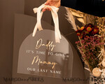 BLUMENMÄDCHEN / SEITENJUNGE SCHILDER Acrylschilder für Blumenmädchen / Ringträger Personalisierte Acryl-Hochzeitsbeschilderung, klarer transparenter Acryl-Schild für den Seitenjungen, klarer transparenter Acryl-Schild für das Blumenmädchen, Schild für das Blumenmädchen am Hochzeitstag, Boho Glam klarer transparenter Acryl-Hochzeitsdekoration für das Blumenmädchen, Daddy, es ist Zeit, Mami unseren Nachnamen zu geben, Bogen klarer transparenter Acryl 