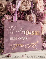 BLUMENMÄDCHEN / SEITENJUNGE SCHILDER Acrylschilder für Blumenmädchen / Ringträger Personalisierte Acryl-Hochzeitsbeschilderung, mauve Samt Page Boy-Schild, staubroségoldenes Acryl-Blumenmädchen-Schild, Pflaumen-Page-Boy-Hochzeitsschild, boh9