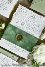 HOCHZEITS EINLADUNGEN geprägte Einladungen Maßgeschneiderte geprägte Blind Sagegrün Gold Hochzeitseinladung, Goldene Grünpflanzen geprägte Rosen Floral Hochzeitseinladung, Boho Ecru Garten geprägte Einladungssuite, Baumwollpapier Hochzeitseinladungssuite, Deckled Edge Einladungen, Zerrissene Kante Hochzeitseinladungen golden38