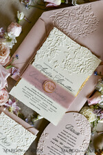 HOCHZEITS EINLADUNGEN geprägte Einladungen Rosa Hochzeitskarten – Prägung mit floralen Motiven, Chiffonband, unregelmäßige Ränder, Wachssiegel33