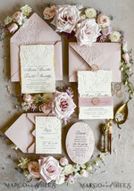 HOCHZEITS EINLADUNGEN geprägte Einladungen Rosa Hochzeitskarten – Prägung mit floralen Motiven, Chiffonband, unregelmäßige Ränder, Wachssiegel33