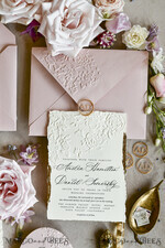 HOCHZEITS EINLADUNGEN geprägte Einladungen Rosa Hochzeitskarten – Prägung mit floralen Motiven, Chiffonband, unregelmäßige Ränder, Wachssiegel33