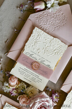 HOCHZEITS EINLADUNGEN geprägte Einladungen Rosa Hochzeitskarten – Prägung mit floralen Motiven, Chiffonband, unregelmäßige Ränder, Wachssiegel33