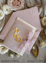 HOCHZEITS EINLADUNGEN geprägte Einladungen Rosenquarz Hochzeits Einladung mit chiffon zerrissenem Bogen und spiegelgoldenem Monogramm, Pergamentverpackung Goldene Elegante Rosen Flieder Hochzeits Einladung mit 3D prägten Blumen.24