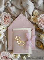 HOCHZEITS EINLADUNGEN geprägte Einladungen Rosenquarz Hochzeits Einladung mit chiffon zerrissenem Bogen und spiegelgoldenem Monogramm, Pergamentverpackung Goldene Elegante Rosen Flieder Hochzeits Einladung mit 3D prägten Blumen.24