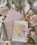 HOCHZEITS EINLADUNGEN geprägte Einladungen Rosenquarz Hochzeits Einladung mit chiffon zerrissenem Bogen und spiegelgoldenem Monogramm, Pergamentverpackung Goldene Elegante Rosen Flieder Hochzeits Einladung mit 3D prägten Blumen.24