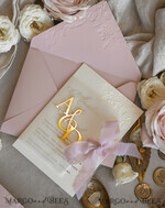 HOCHZEITS EINLADUNGEN geprägte Einladungen Rosenquarz Hochzeits Einladung mit chiffon zerrissenem Bogen und spiegelgoldenem Monogramm, Pergamentverpackung Goldene Elegante Rosen Flieder Hochzeits Einladung mit 3D prägten Blumen.24