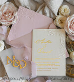HOCHZEITS EINLADUNGEN geprägte Einladungen Rosenquarz Hochzeits Einladung mit chiffon zerrissenem Bogen und spiegelgoldenem Monogramm, Pergamentverpackung Goldene Elegante Rosen Flieder Hochzeits Einladung mit 3D prägten Blumen.24