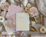 HOCHZEITS EINLADUNGEN geprägte Einladungen Rosenquarz Hochzeits Einladung mit chiffon zerrissenem Bogen und spiegelgoldenem Monogramm, Pergamentverpackung Goldene Elegante Rosen Flieder Hochzeits Einladung mit 3D prägten Blumen.24