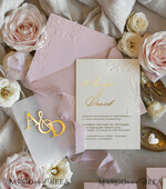 HOCHZEITS EINLADUNGEN geprägte Einladungen Rosenquarz Hochzeits Einladung mit chiffon zerrissenem Bogen und spiegelgoldenem Monogramm, Pergamentverpackung Goldene Elegante Rosen Flieder Hochzeits Einladung mit 3D prägten Blumen.24