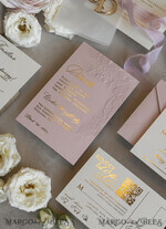 HOCHZEITS EINLADUNGEN geprägte Einladungen Rosenquarz Hochzeits Einladung mit chiffon zerrissenem Bogen und spiegelgoldenem Monogramm, Pergamentverpackung Goldene Elegante Rosen Flieder Hochzeits Einladung mit 3D prägten Blumen.24