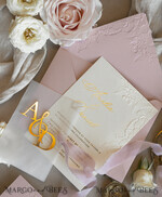 HOCHZEITS EINLADUNGEN geprägte Einladungen Rosenquarz Hochzeits Einladung mit chiffon zerrissenem Bogen und spiegelgoldenem Monogramm, Pergamentverpackung Goldene Elegante Rosen Flieder Hochzeits Einladung mit 3D prägten Blumen.24