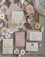 HOCHZEITS EINLADUNGEN geprägte Einladungen Rosenquarz Hochzeits Einladung mit chiffon zerrissenem Bogen und spiegelgoldenem Monogramm, Pergamentverpackung Goldene Elegante Rosen Flieder Hochzeits Einladung mit 3D prägten Blumen.24