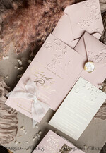 HOCHZEITS EINLADUNGEN geprägte Einladungen Maßgeschneiderte geprägte Blinde Blus Pink Gold Hochzeitseinladung, Golden Nude deboss florale Hochzeitseinladung, moderne Garten deboss Einladung Suite, Baumwollpapier Hochzeitseinladung Suite, Hochzeitseinladungen golden22