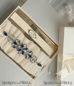 BRAUT Bolero, Kleider, Strumpfband Geschenkidee für die Braut Strumpfband Luxuriöses Strumpfband-Set für die Braut – mit blauen Kristallen, Initialenband und Grußkarte in Geschenkbox.5