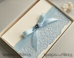 BRAUT Bolero, Kleider, Strumpfband Geschenkidee für die Braut Strumpfband Romantisches Strumpfband in Hellblau mit Spitze, Perlenbrosche und Grußkarte in Geschenkbox.5