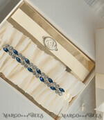 BRAUT Bolero, Kleider, Strumpfband Geschenkidee für die Braut Strumpfband Luxuriöses Strumpfband-Set für die Braut – mit blauen Kristallen, Initialenband und Grußkarte in Geschenkbox4