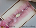 BRAUT Bolero, Kleider, Strumpfband Geschenkidee für die Braut Strumpfband Rosa Tüll-Strumpfband mit den Initialen des Brautpaares und dem Hochzeitsdatum in Geschenkbox – Überraschung vom Junggesellinnenabschied5
