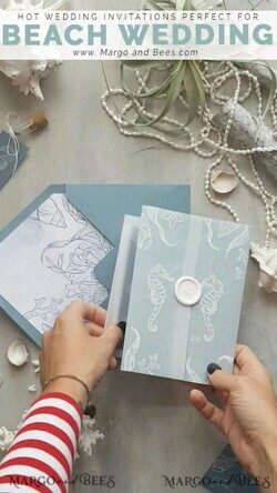 HOCHZEITS EINLADUNGEN Pass zur Liebe / Strandhochzeits-Einladungen Strandstaubige blaue Hochzeitseinladungen Vellum-Verpackung Hochzeitseinladungen mit Seepferdchen Wachssiegel Hochzeitskarten7