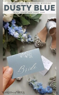 PLATZKARTEN / TISCHKARTEN  
 Romantisches Boho/ Botanisch/ Floral Staubblau Hochzeit Platzkarten Florale Grafik, Botanische Namensschilder, Elegante Hochzeit Tischdekoration, Boho Platzkarten, Zarte Namensschilder für Ihre Hochzeitstische4